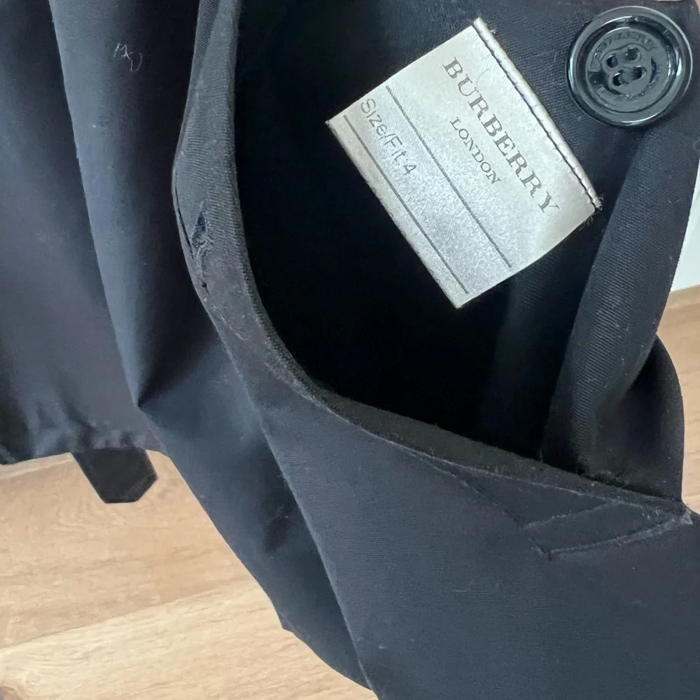 Black Burberry Trench • full check interior lining • removable belt - Size US 2 - Picture 16 of 16